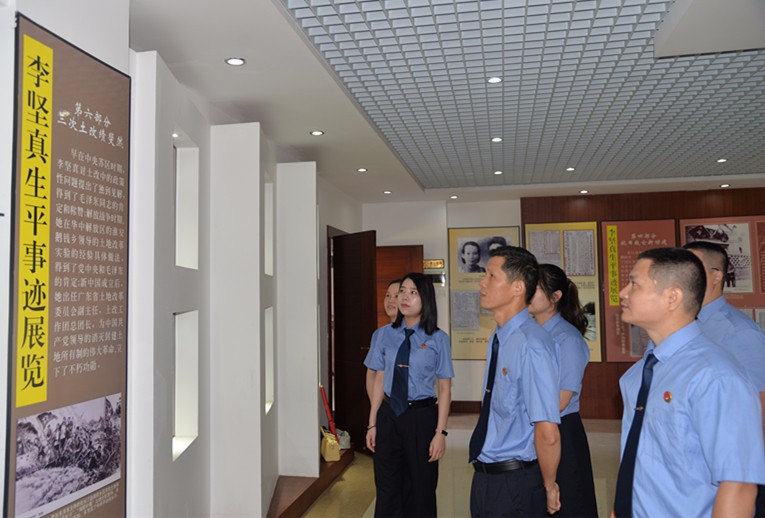 参观展览.jpg 参观展览.jpg