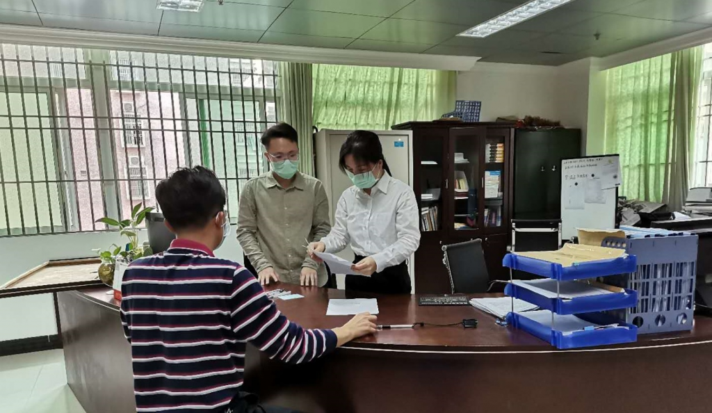 律师阅卷.jpg 律师阅卷.jpg