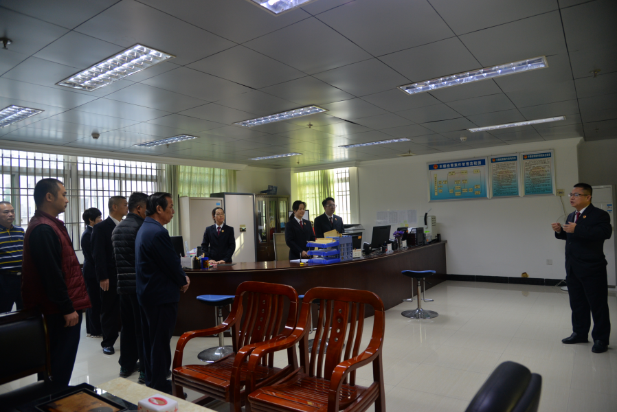 参观案件管理大厅.JPG 参观案件管理大厅.JPG