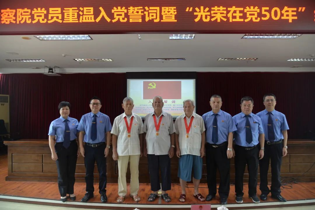 颁发纪念章.jpg 颁发纪念章.jpg