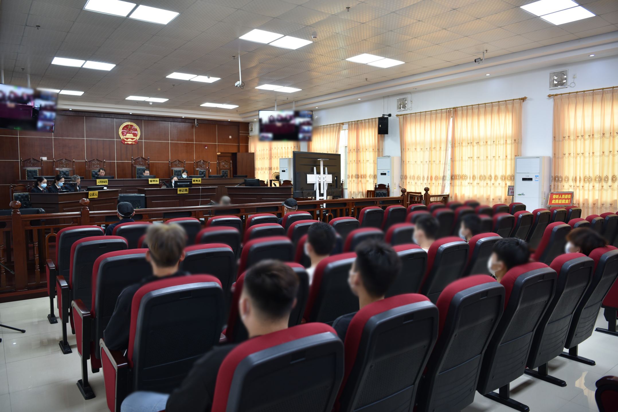 旁听庭审.jpg