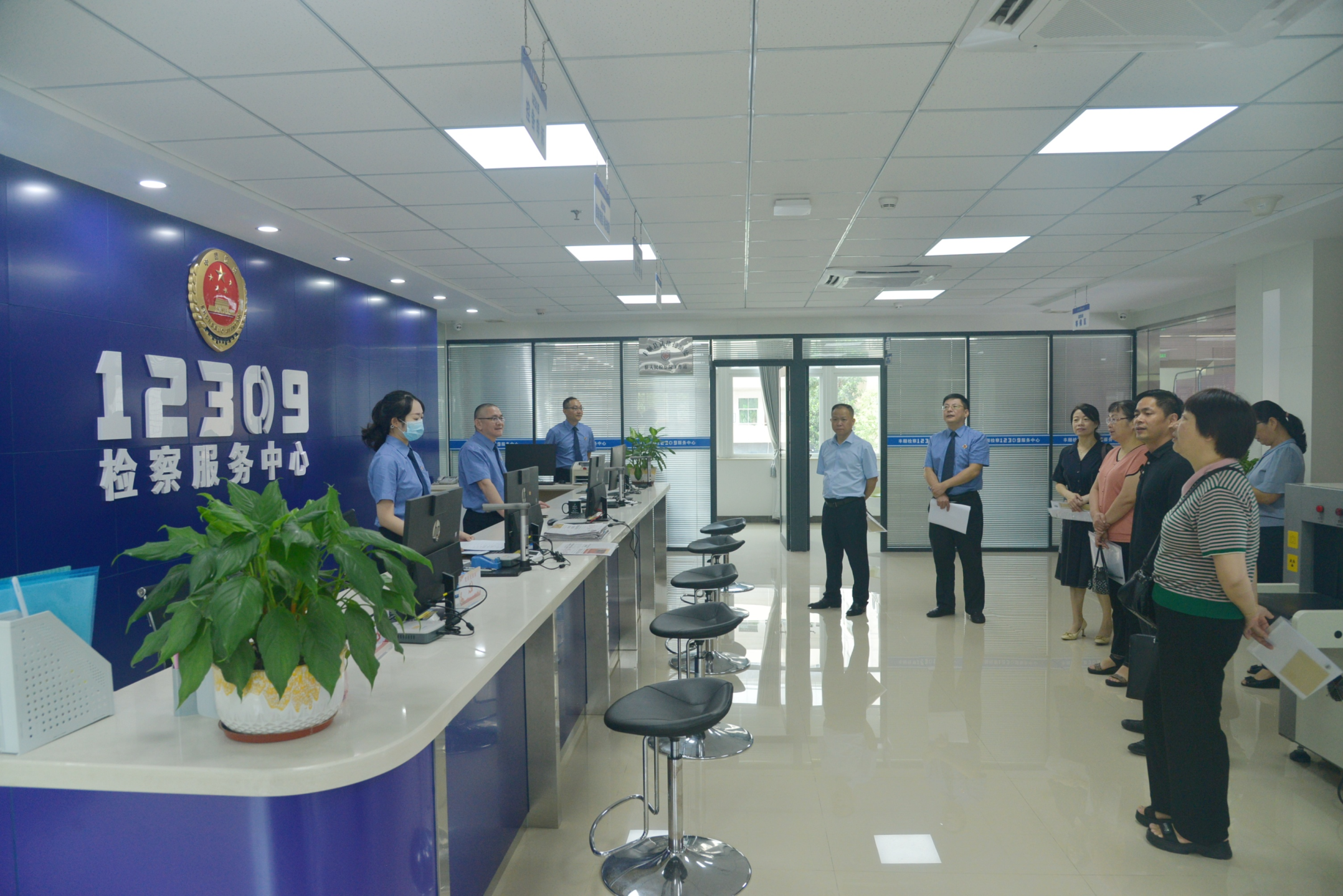 参观2.JPG 参观2.JPG